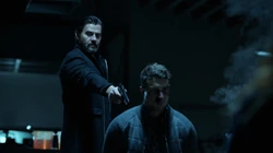 Sonus ameaçando Vincent.