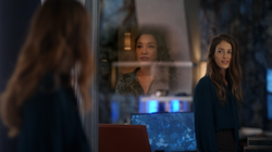 Eva conversando com o reflexo de Iris