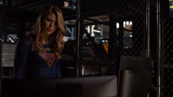 Supergirl lendo comentários xenofóbicos