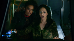 Charlie e Zari vendo a linha do tempo ser alterada