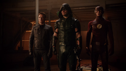 Flash, Arqueiro Verde e Malcolm se encontrando com Savage