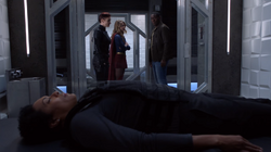 Kara e Alex conversando com J'onn sobre Haley