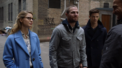 Oliver, Kara e Barry sendo assaltados em Gotham