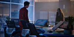 Quione conversando com Barry