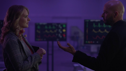 Eve ouvindo Lex pedir para que matasse Jeremiah Danvers.