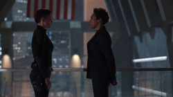 Alex e Lauren Haley discutindo a respeito de J'onn J'onzz