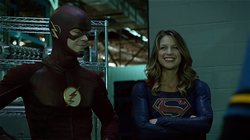 Supergirl e Flash ouvindo Rene Ramirez elogiá-los
