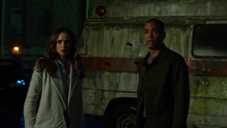 Dominic e Caitlin sendo confrontados por Amunet