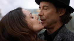 Renee beijando Sherloque