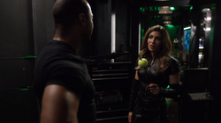 Dinah conversando com Diggle