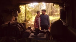 Slade e Joe se preparando para acampar