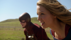 Supergirl e Flash prestes a apostarem corrida