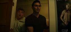 Clark e Jonathan observando Lois e Jordan