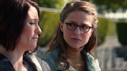 Kara conversando com Alex