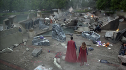 Supergirl e Superman nos destroços do Krypton Park