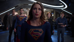 Supergirl desafiando Rhea para Dakkum Or