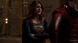 Supergirl dizendo para Barry que sempre iria confiar nele