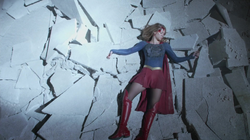 A Supergirl depois de seu primeiro combate com Régia