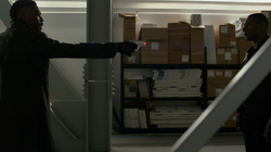 J'onn sendo confrontado por Manchester