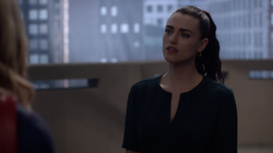 Lena conversando com a Supergirl (Episódio 100)