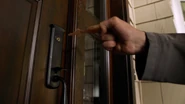 Ralph Dibny tworzy z palca klucz, aby włamać się do domu DeVoe.png (1,22 MB)