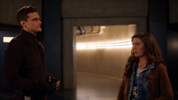 Izzy conversando com Ralph