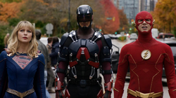 Supergirl, Átomo e Flash vendo um Beebo andar por Star City