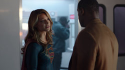 Supergirl conversando com J'onn sobre o roubo