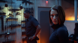 Alex observando Kara