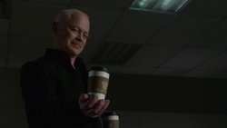 Damien Darhk e a bebida de GC Jitters