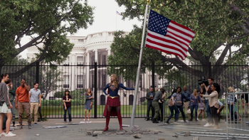 Supergirl di fronte alla Casa Bianca