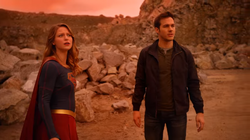 Supergirl e Mon-El presos em Maaldoria