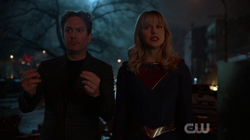 Supergirl e Mxyzptlk ficam presos em uma realidade alternativa