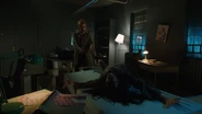 Constantine odprawia egzorcyzm na Emily w Star City (4).png (1,05 MB)