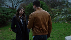Thea discutindo com Tommy próximo do túmulo de Oliver e Robert