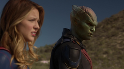 Kara e J'onn confrontando Non e Indigo