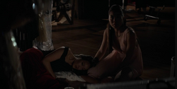 Mary ao lado de Catherine