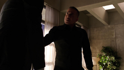 Oliver hallucinates about Diaz's stabbing him