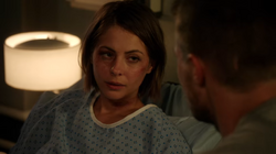 Thea no hospital depois de ser atacada por Sara