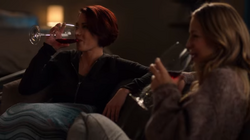 Kara e Alex bebendo vinho