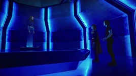 Kara e Alex conversando com o holograma de Alura