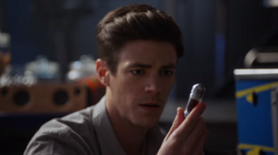 Barry segurando um frasco de Velocidade X