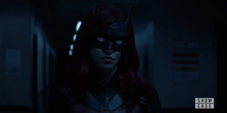 Batwoman procurando por Luke e Julia