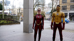Jesse Quick e Kid Flash trabalhando juntos