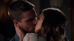 Oliver and Laurel kiss