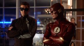 Barry con Ralph en su nuevo traje.