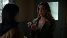 Laurel Lance shows Cisco her sister's sonic device