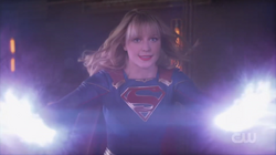 Supergirl segurando os ataques das bruxas Kryptonianas