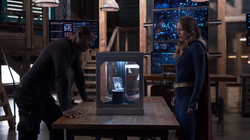 J'onn e Kara conversando sobre o totem da coragem