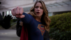 Supergirl segurando uma bala